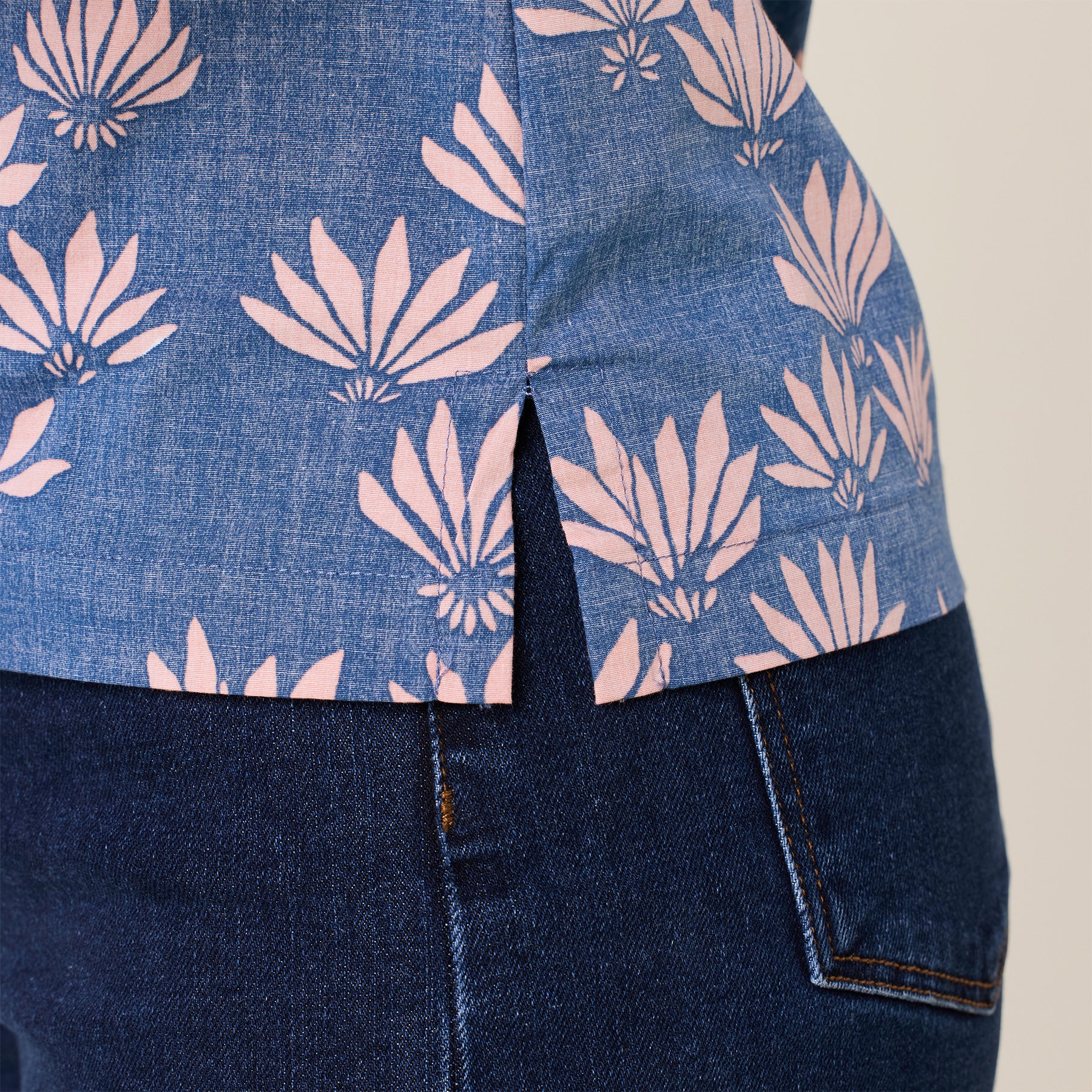 Reyn Spooner FALLING FAN FLOWERS FINLEY TOP in INSIGNIA BLUE