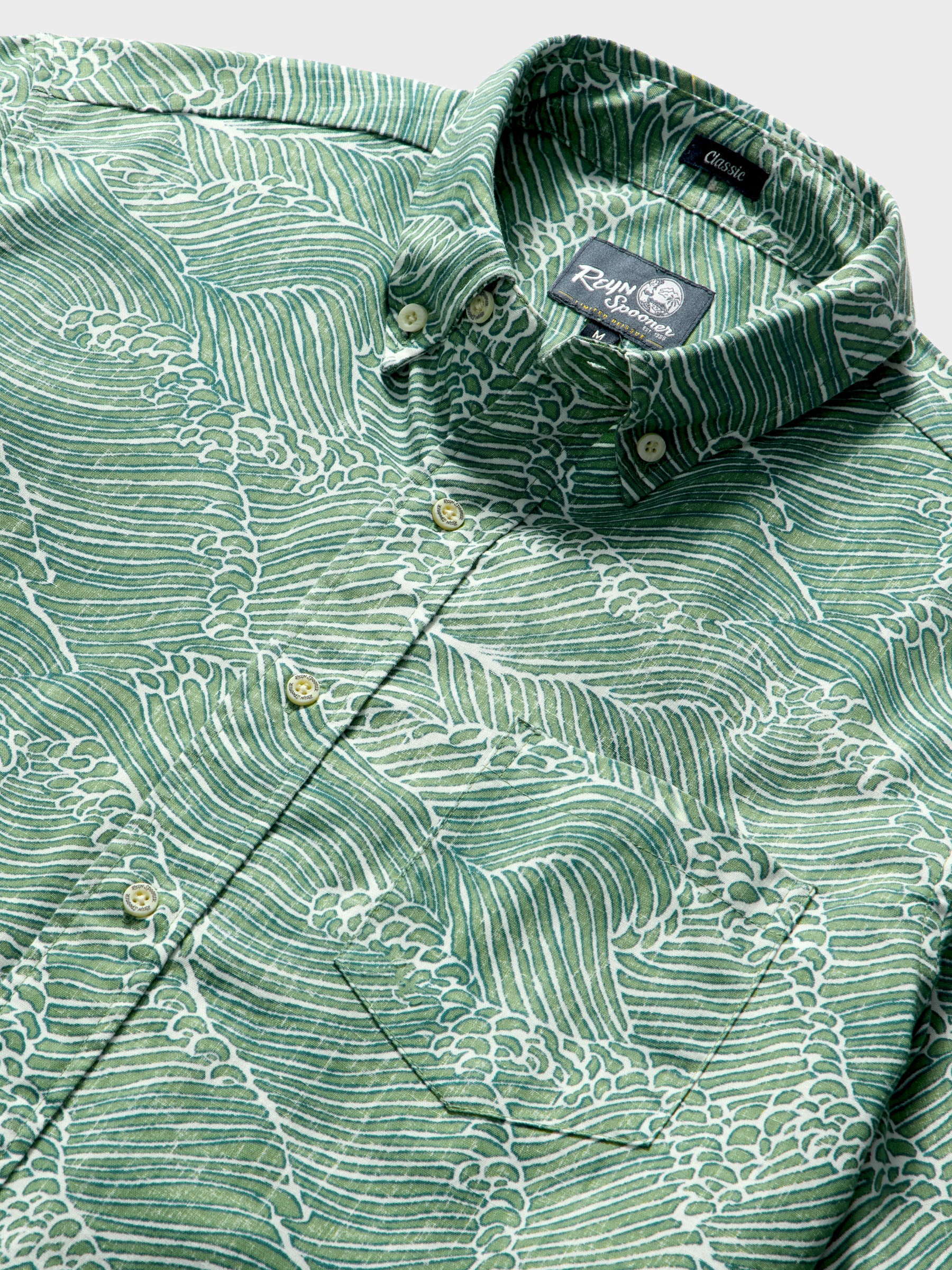 Reyn Spooner MOLOKAI CHANNEL BUTTON FRONT in GREEN