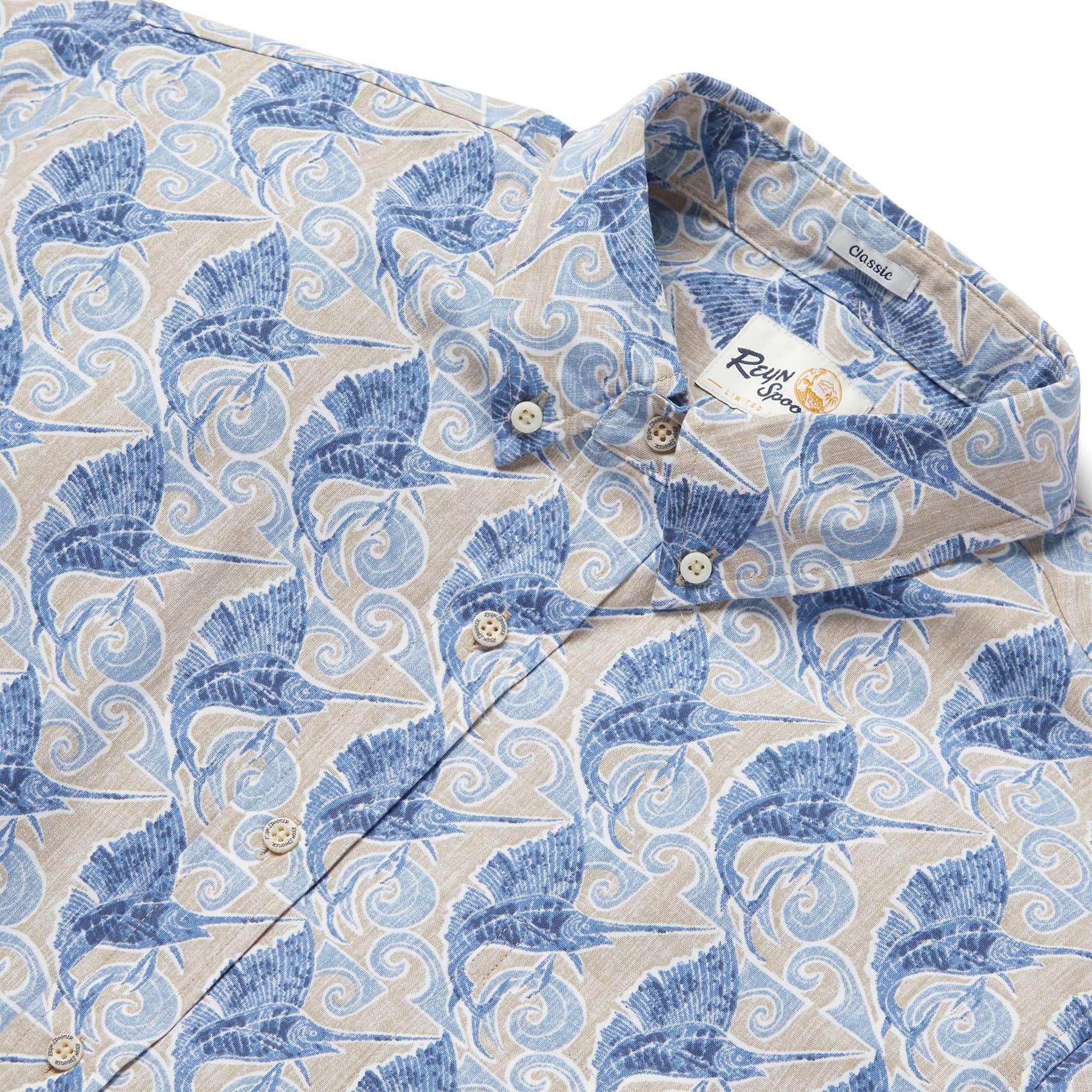 Reyn Spooner SPEEDY SWORDS BUTTON FRONT in SAND