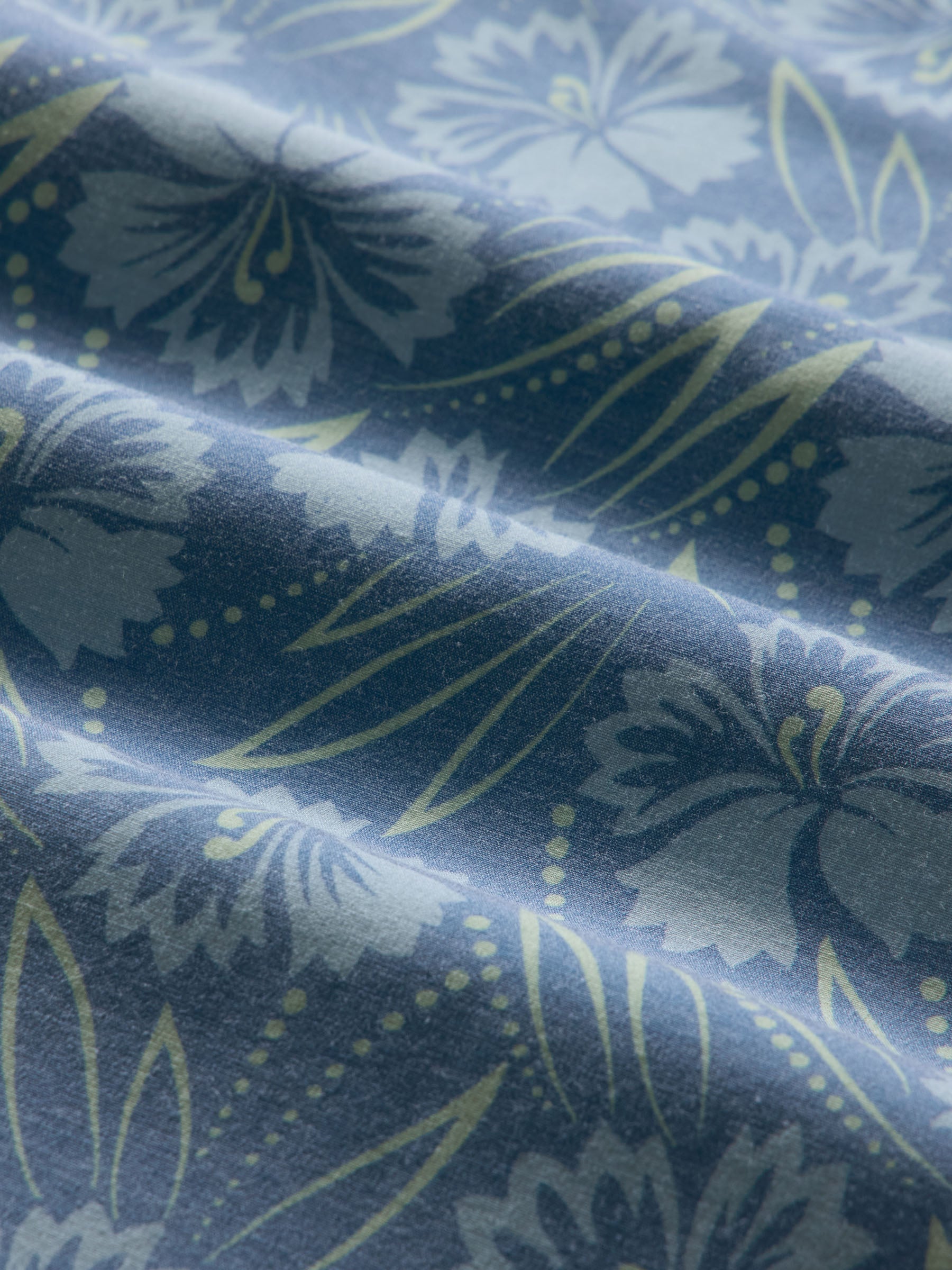 Reyn Spooner BLOSSOM HARMONY PERFORMANCE ALOHA SHIRT in MOONLIGHT BLUE