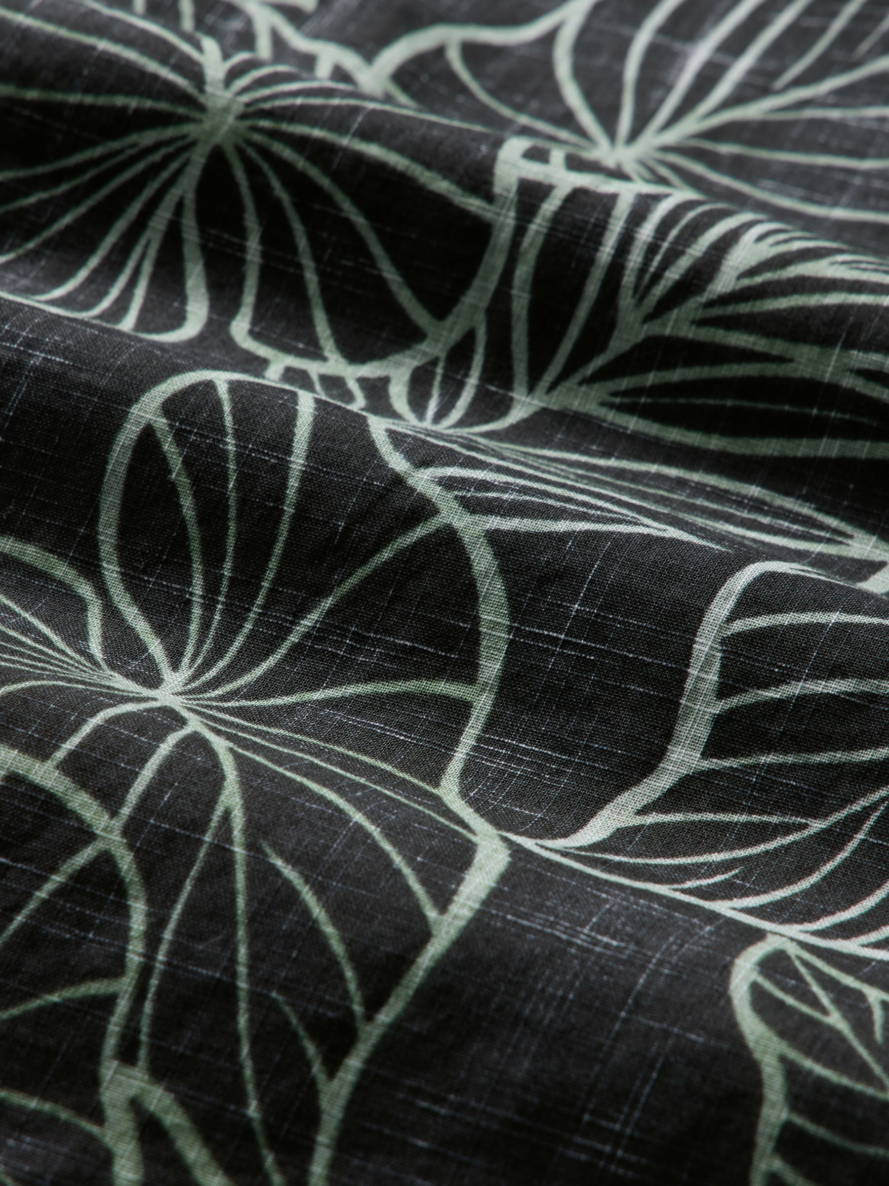 Reyn Spooner KALO LEAF BUTTON FRONT in CHARCOAL