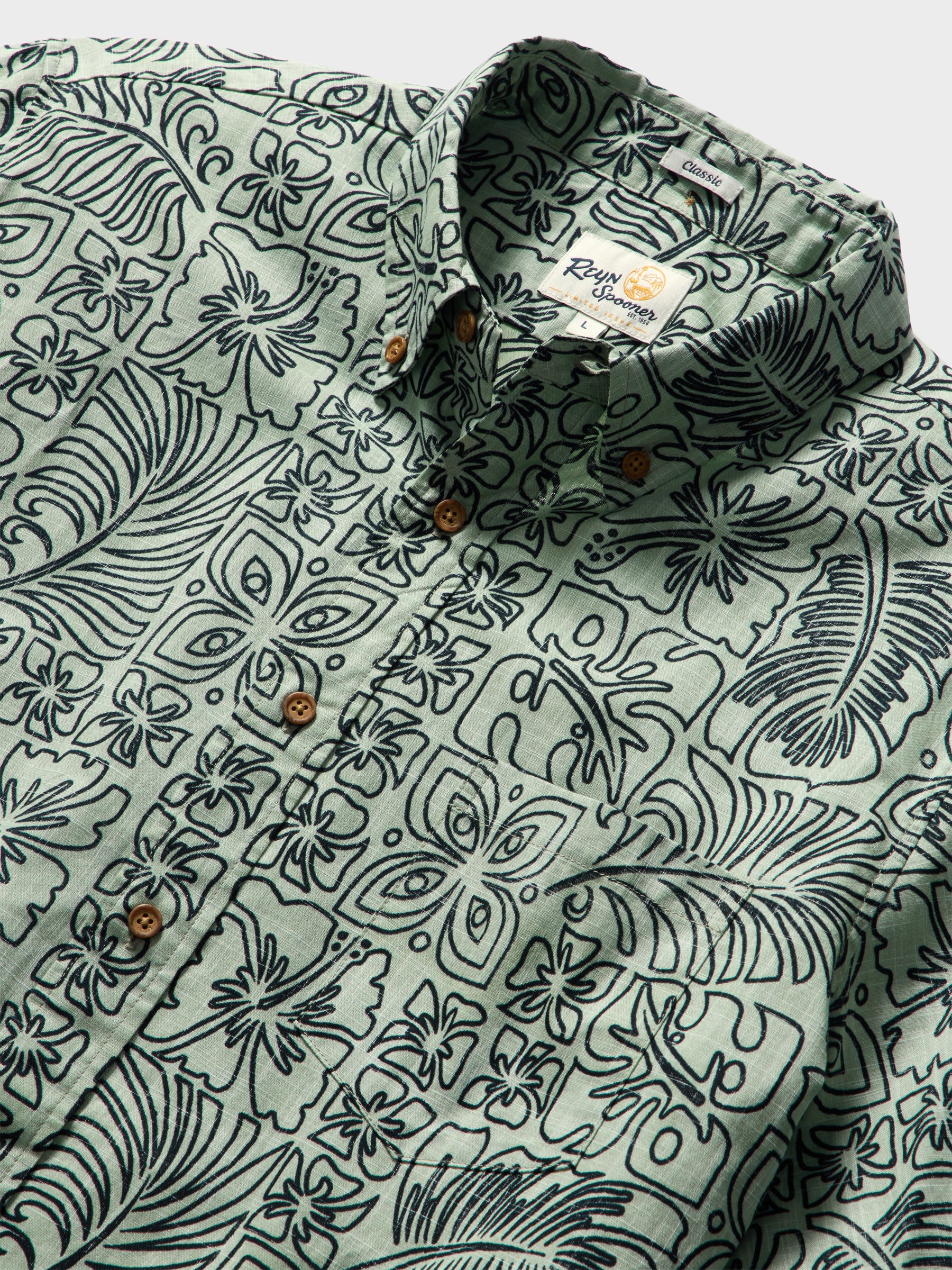 Reyn Spooner RETRO TAPA BUTTON FRONT in GREEN