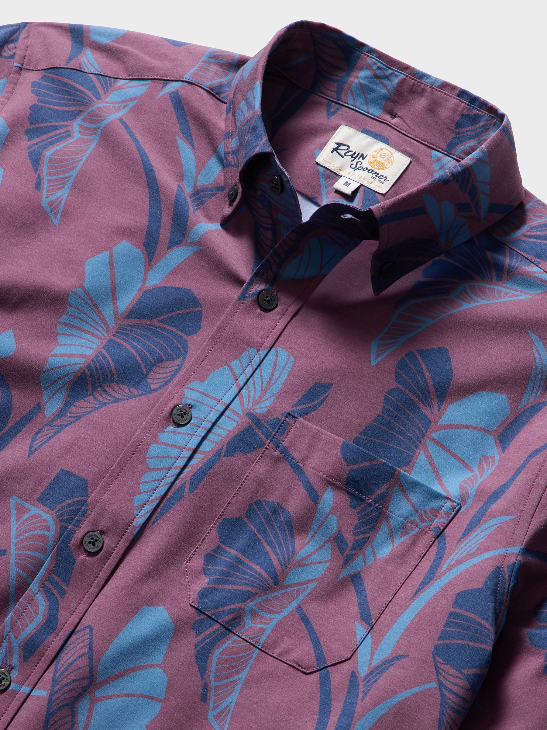 Reyn Spooner TRAILING TARO PERFORMANCE BUTTON FRONT in BERRY
