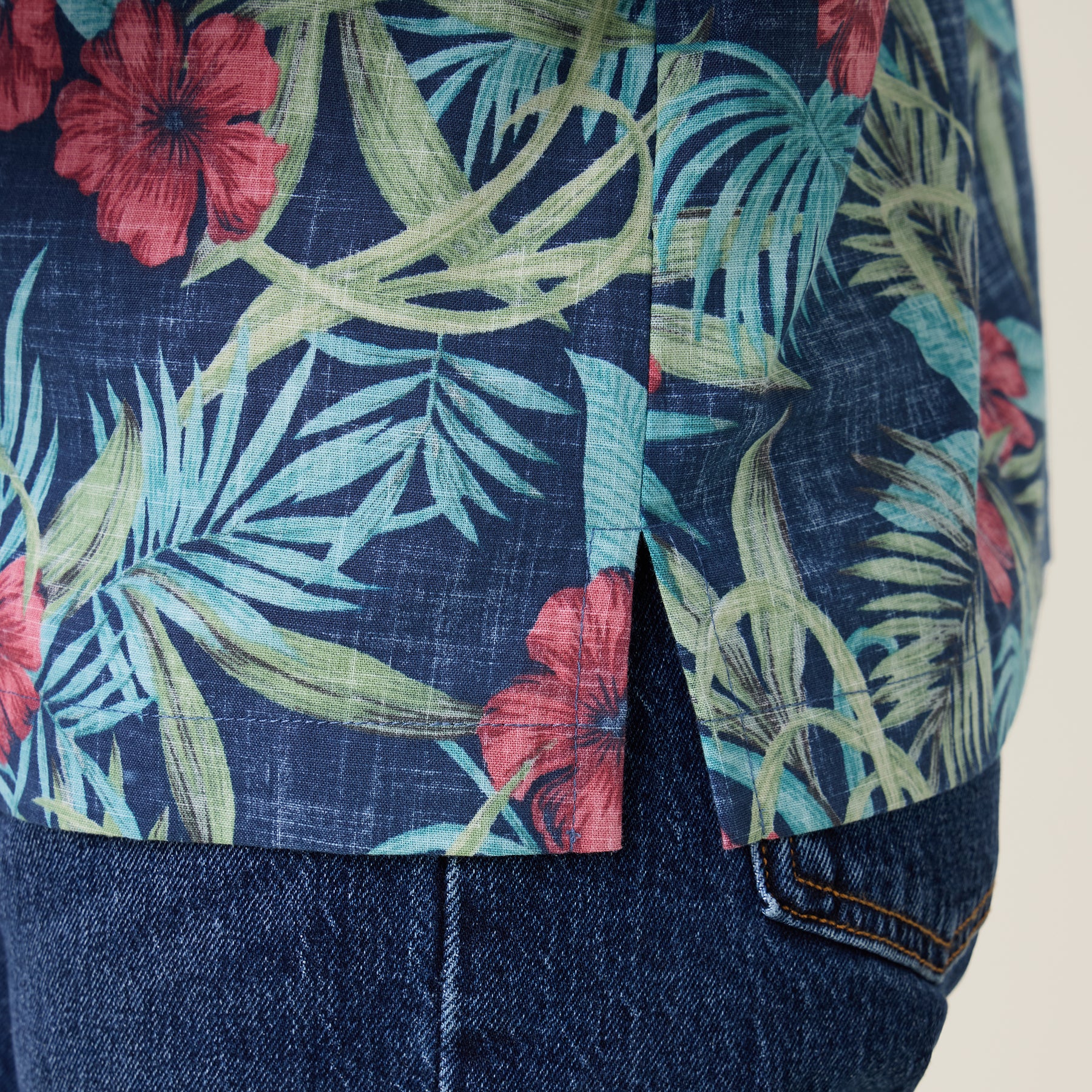 Reyn Spooner PALM FLORAL ABBY TOP in NAVY