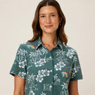 Reyn Spooner WOMEN'S UNIVERSITY OF HAWAI'I GAME DAY PERFORMANCE BUTTON FRONT in GREEN