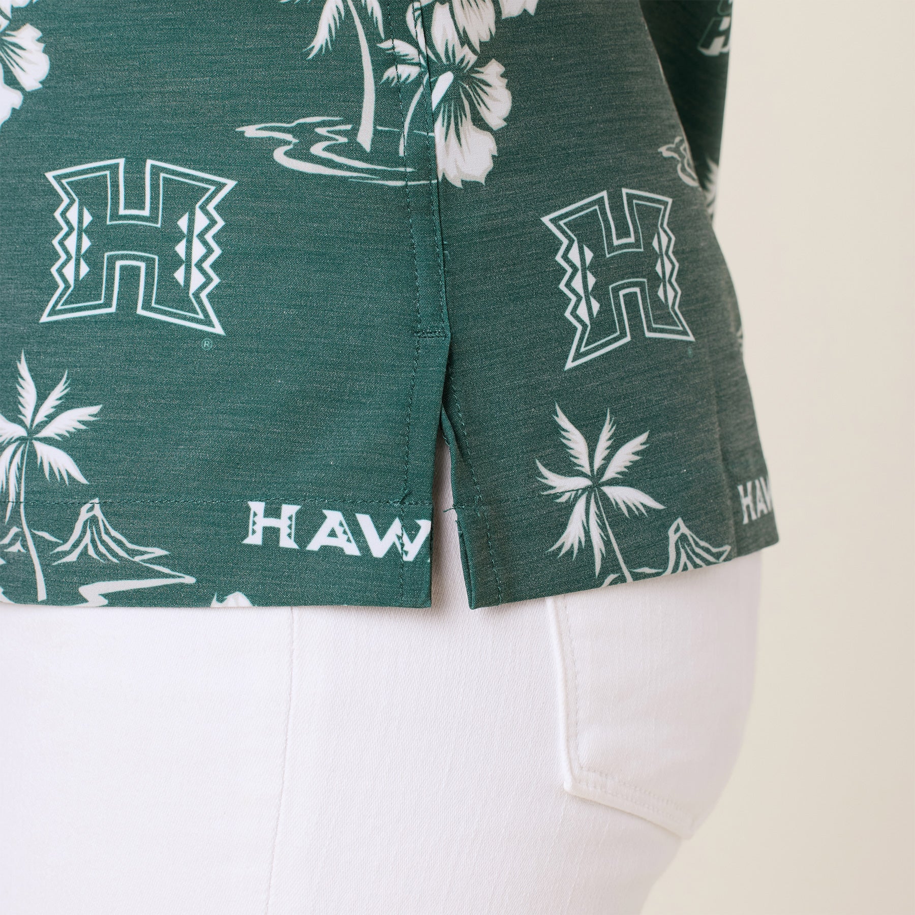 Reyn Spooner WOMEN'S UNIVERSITY OF HAWAI'I GAME DAY PERFORMANCE BUTTON FRONT in GREEN