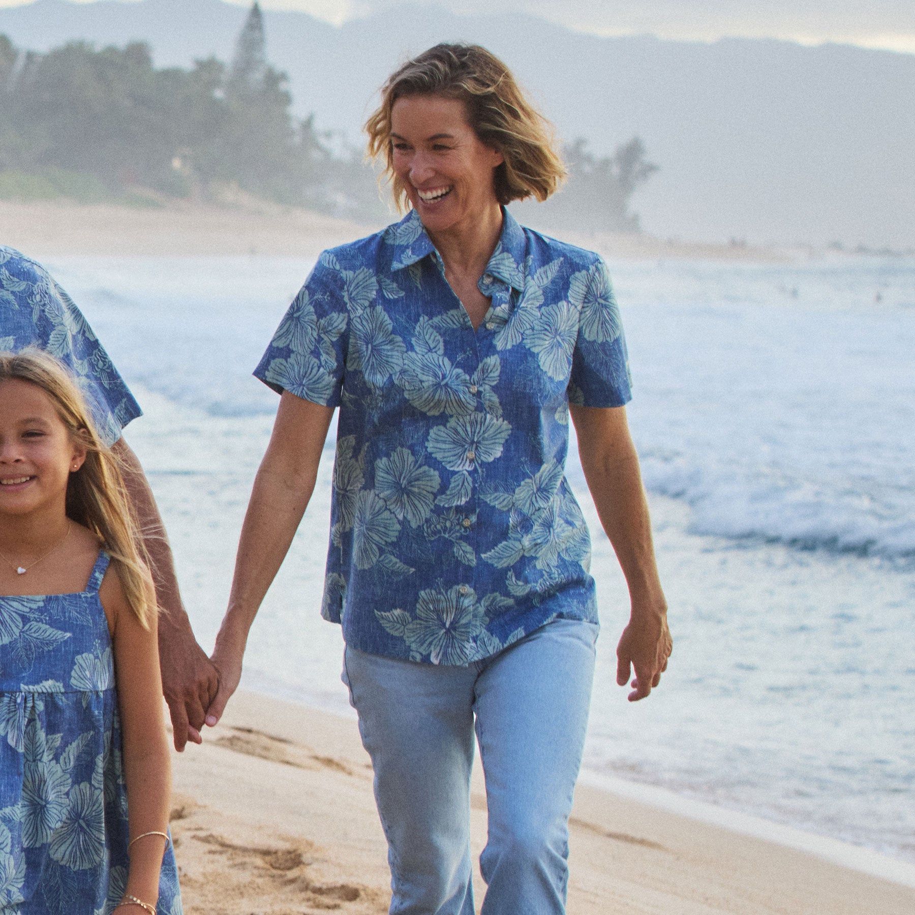 Reyn Spooner ALOHA BISCUS ABBY TOP in BLUE HORIZON