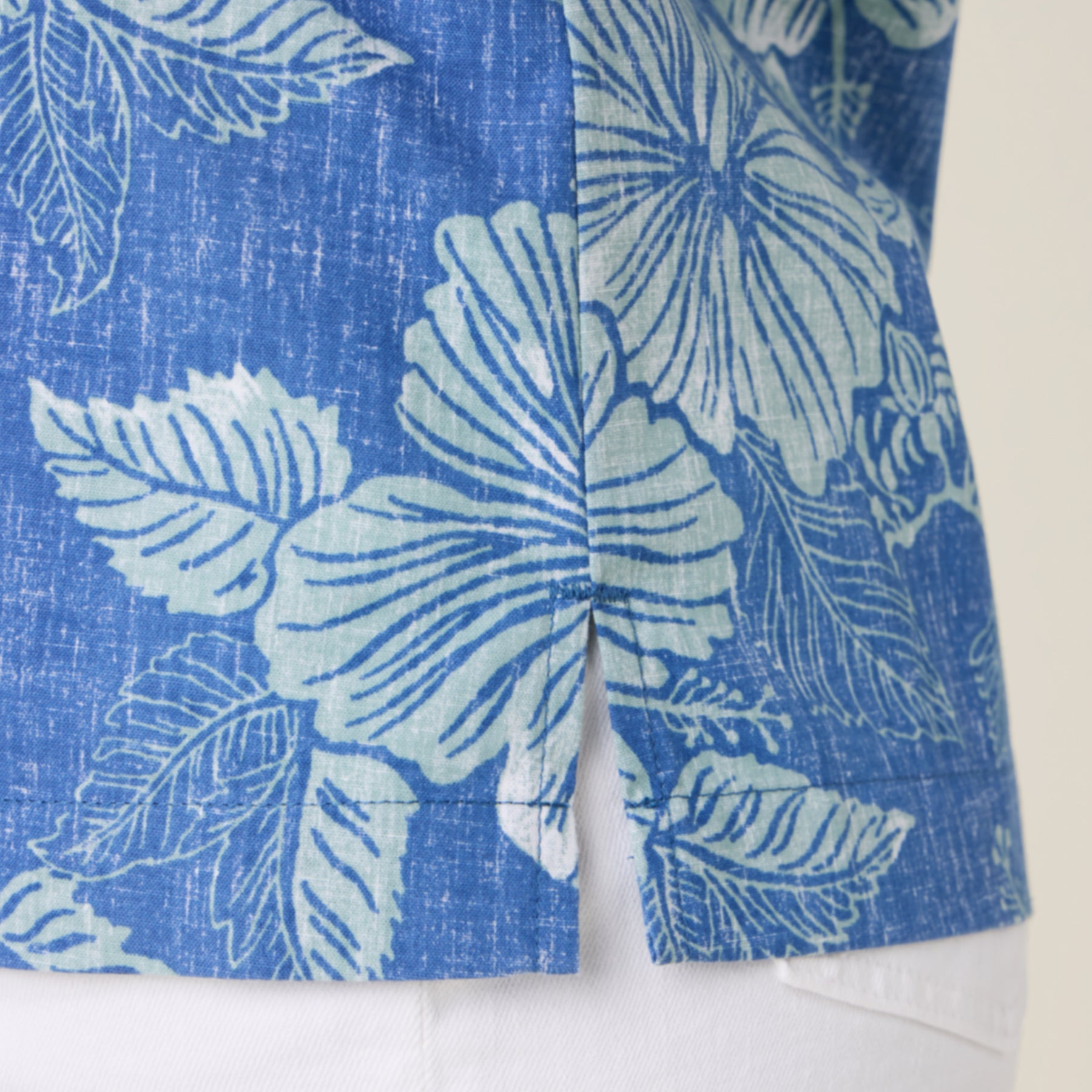 Reyn Spooner ALOHA BISCUS ABBY TOP in BLUE HORIZON