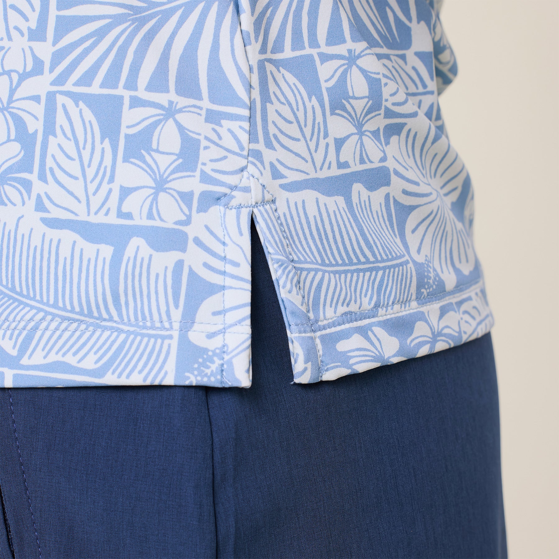 Reyn Spooner FLORAL FRAMES AVA PERFORMANCE TOP in ALLURE