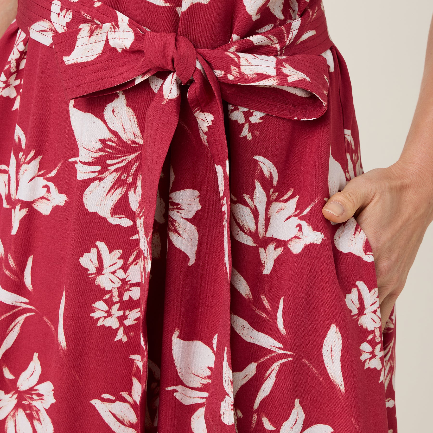 Reyn Spooner GILD THE LILY FREYA DRESS in EMBOLDENED