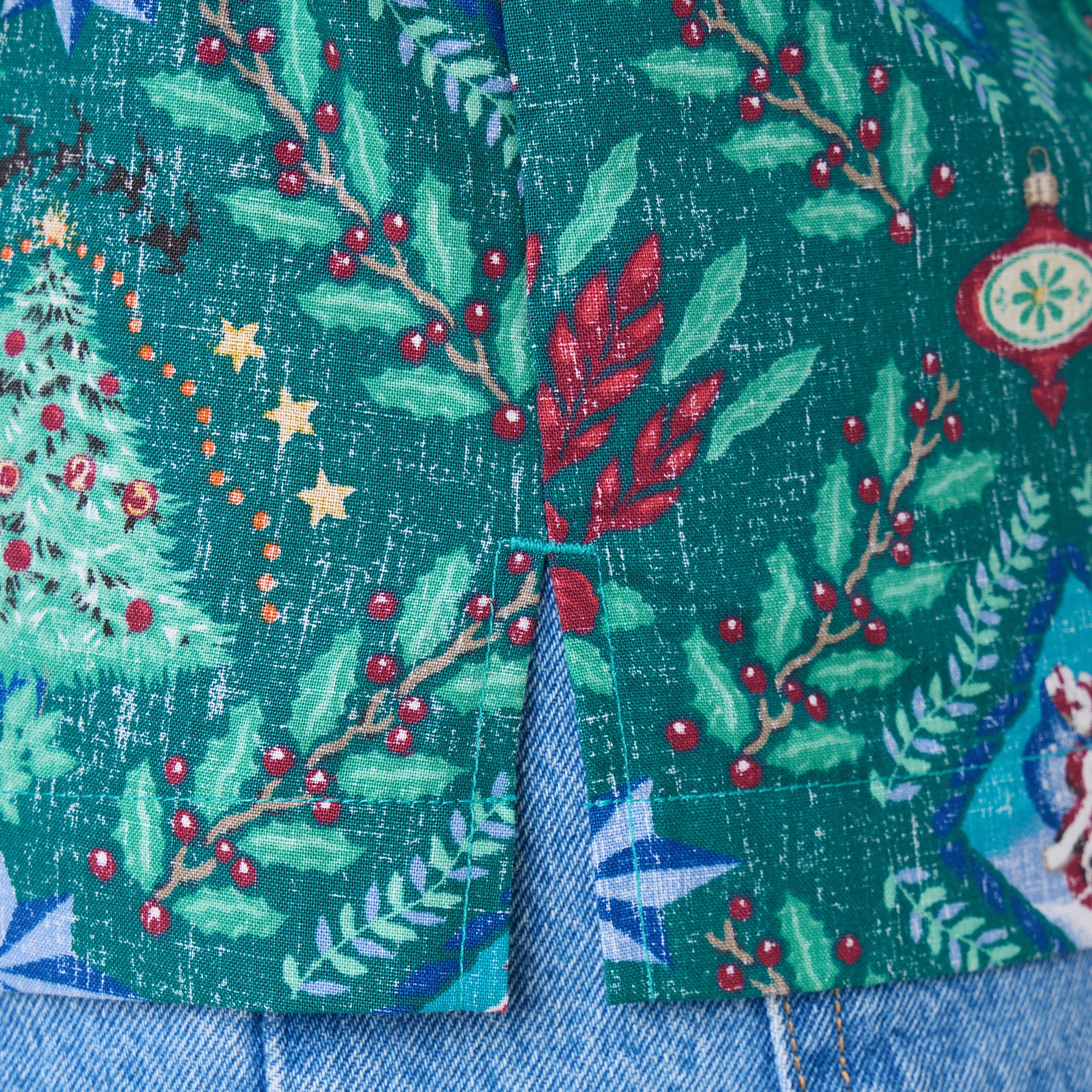 Reyn Spooner HAWAIIAN CHRISTMAS 2025 ABBY TOP in EVERGREEN