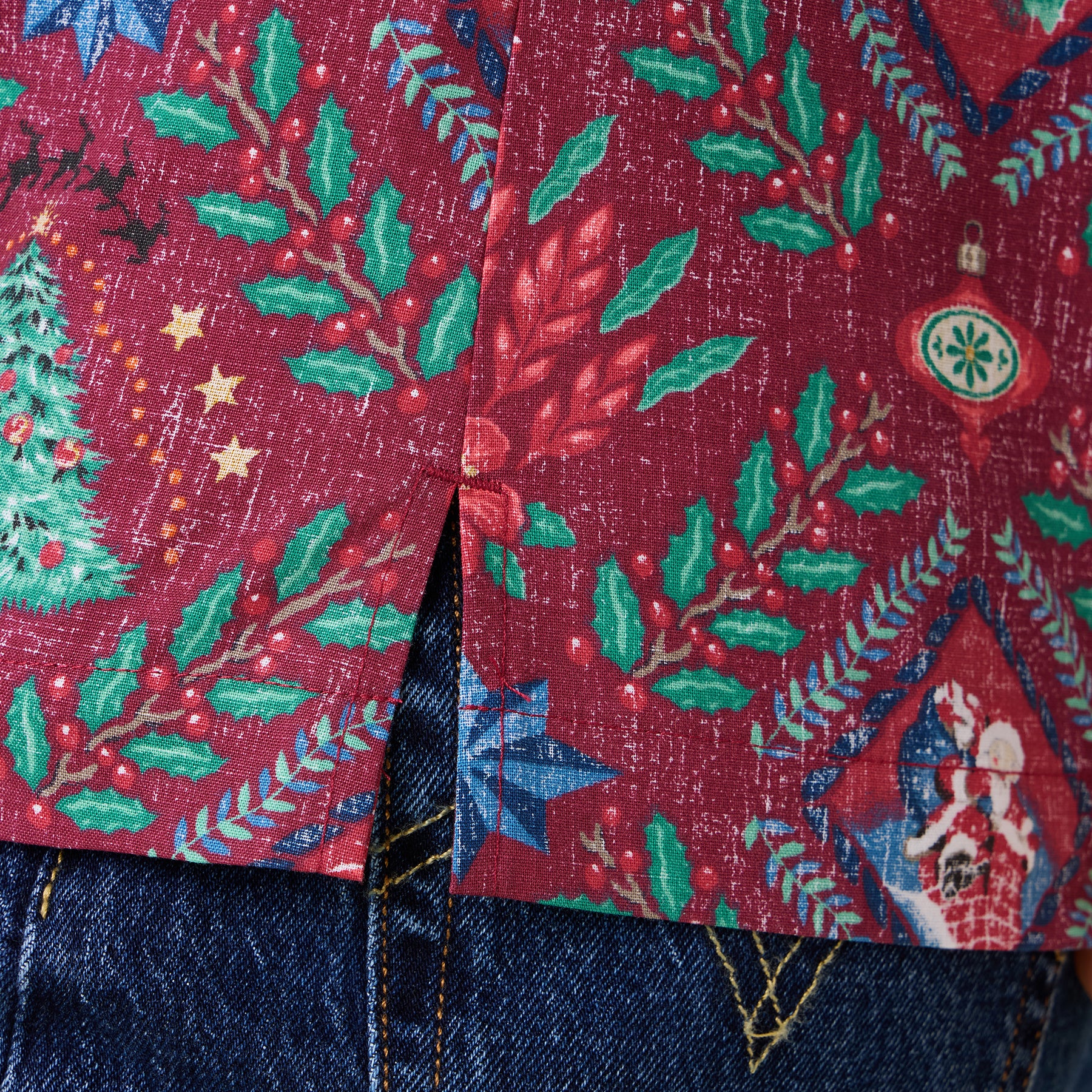 Reyn Spooner HAWAIIAN CHRISTMAS 2025 ABBY TOP in HOLIDAY RED