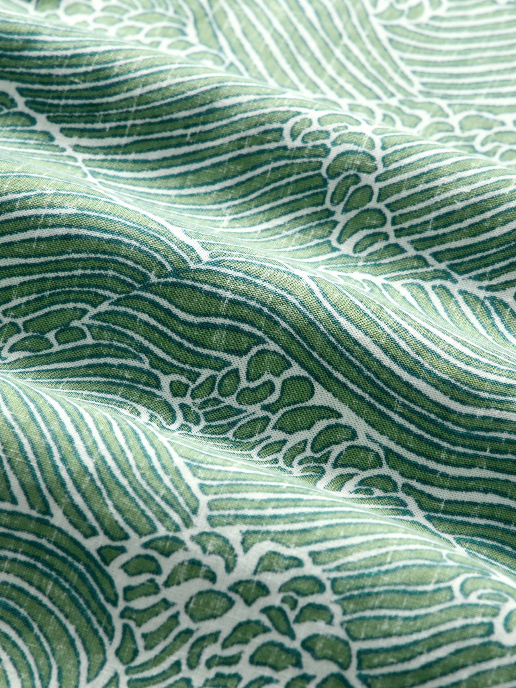 Reyn Spooner MOLOKAI CHANNEL BUTTON FRONT in GREEN