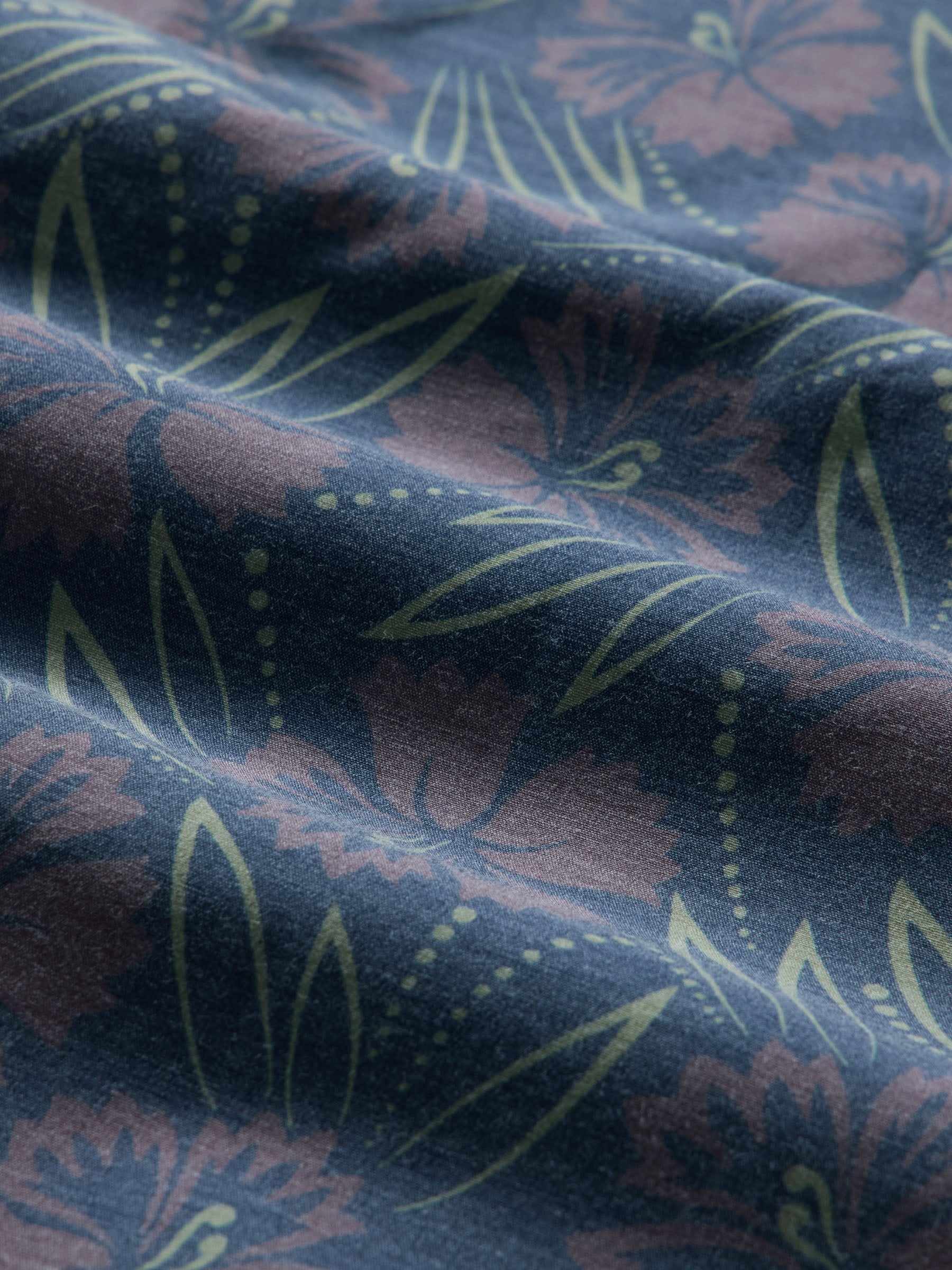 Reyn Spooner BLOSSOM HARMONY PERFORMANCE ALOHA SHIRT in NAVY