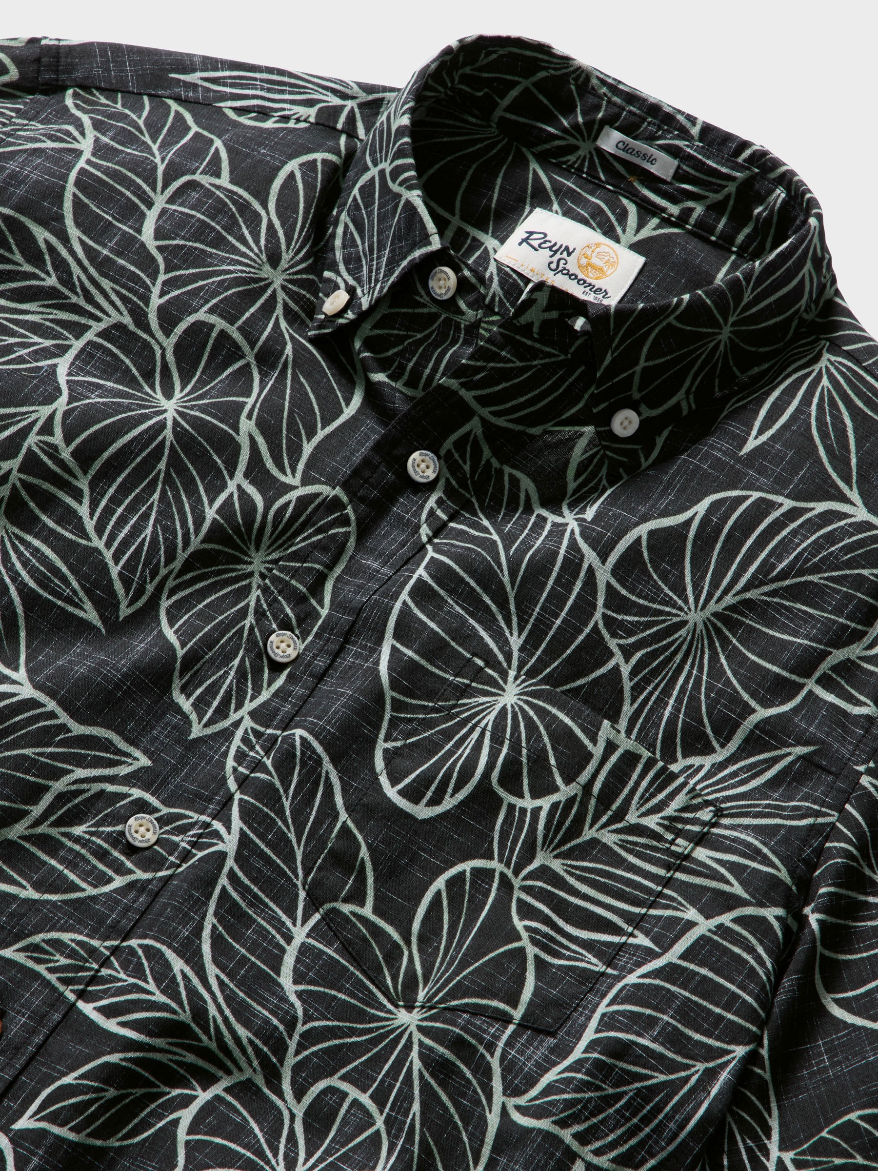 Reyn Spooner KALO LEAF BUTTON FRONT in CHARCOAL