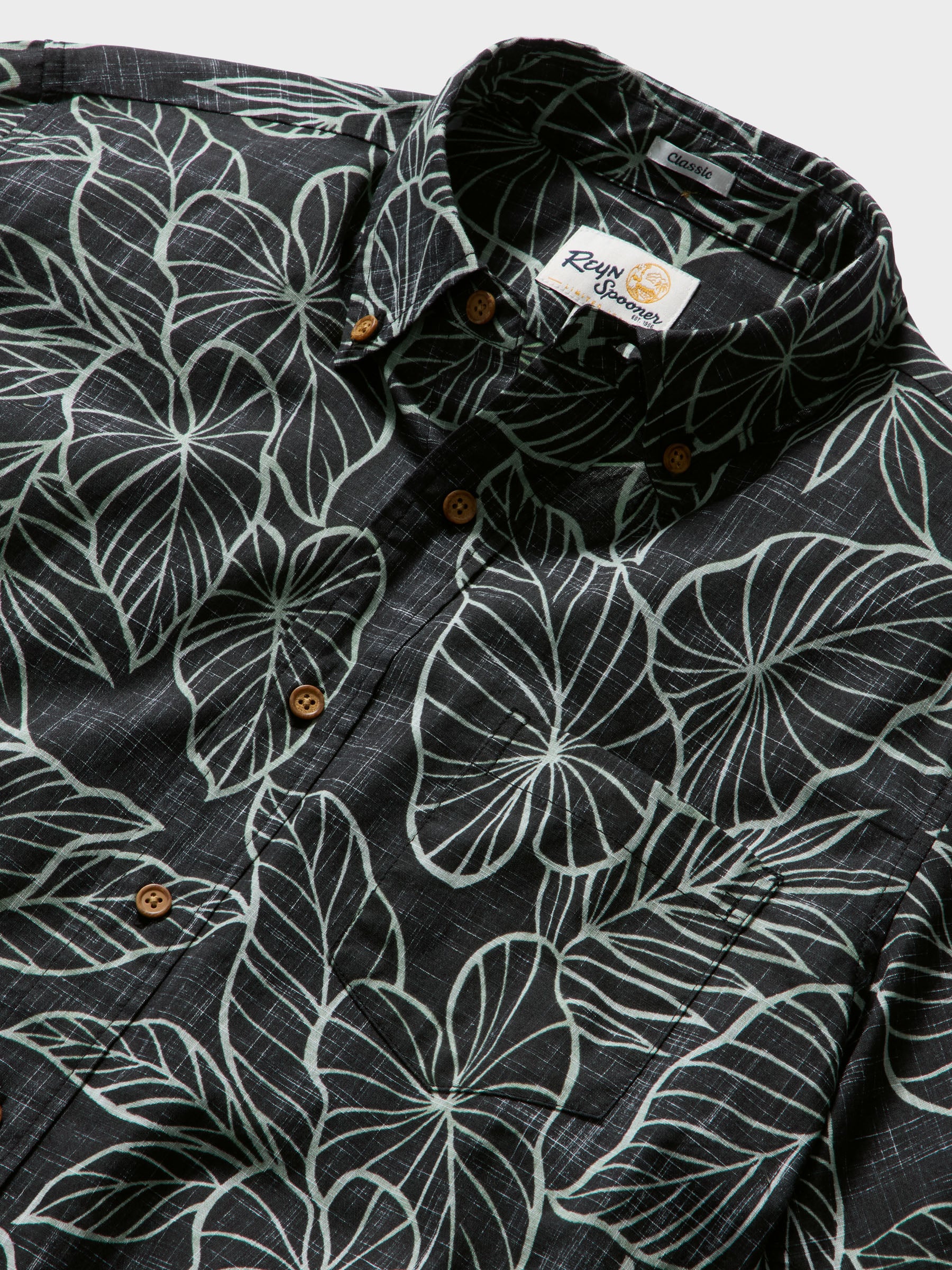 Reyn Spooner KALO LEAF BUTTON FRONT in CHARCOAL