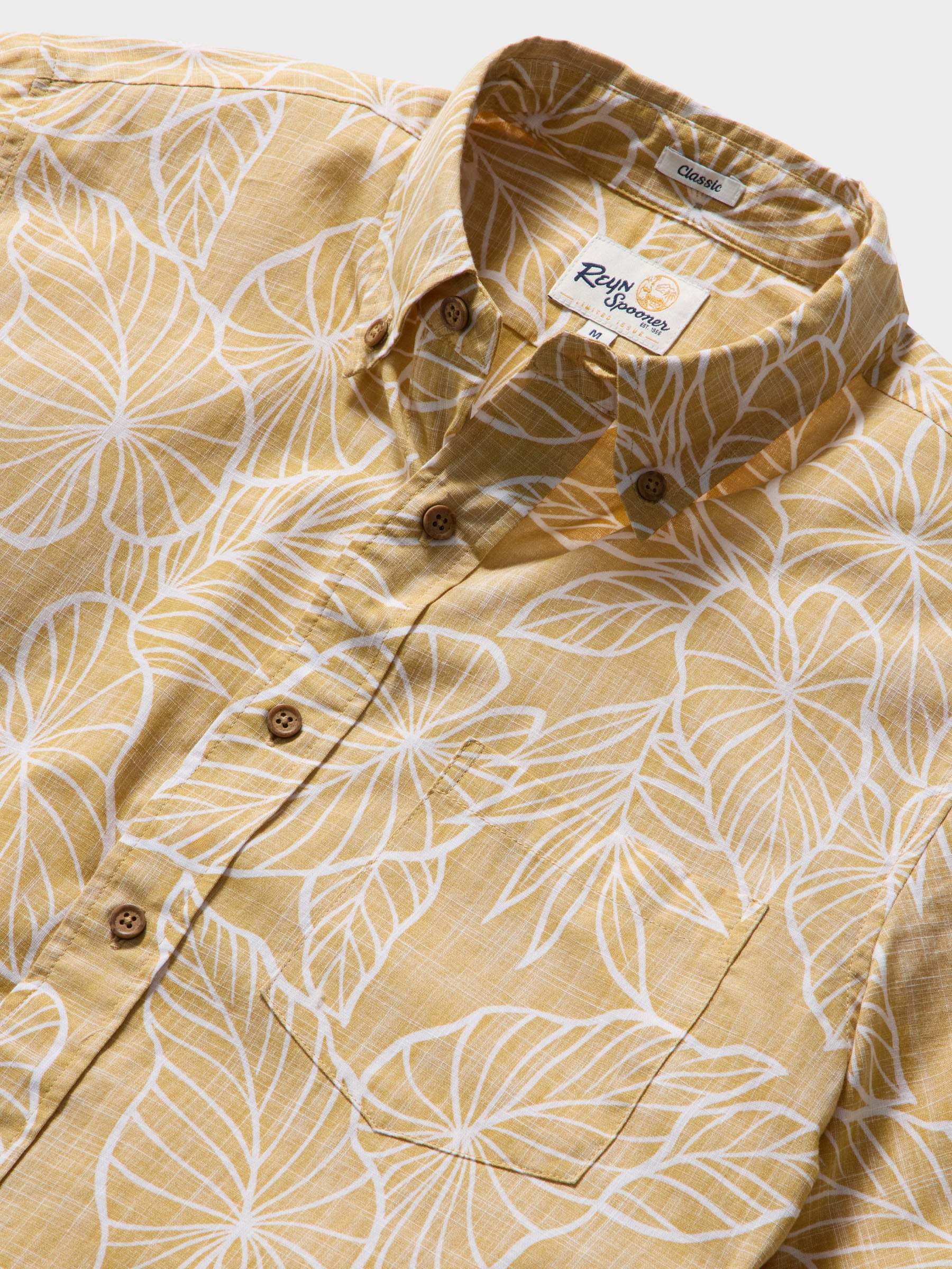 Reyn Spooner KALO LEAF BUTTON FRONT in GOLDEN