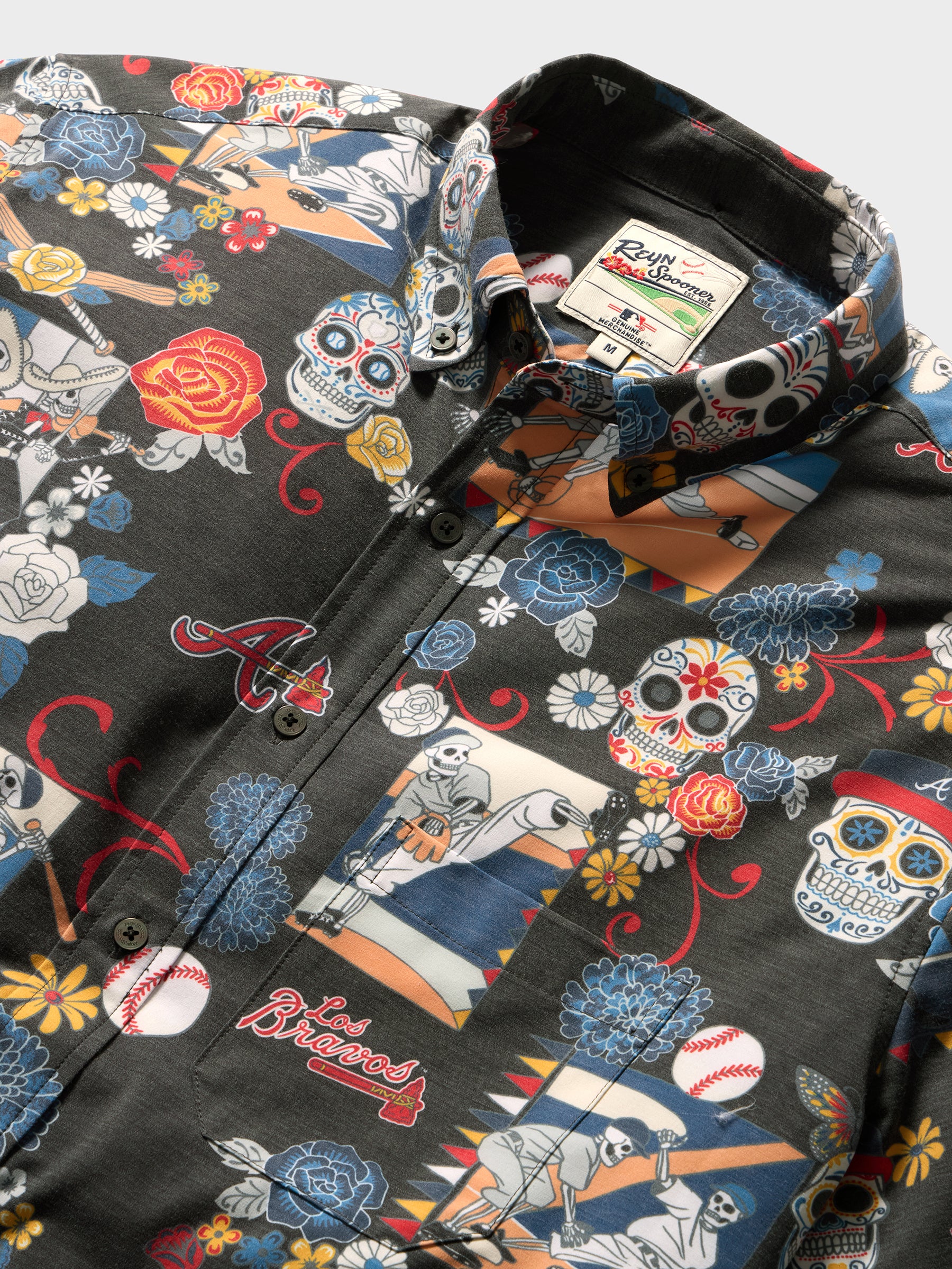 Reyn Spooner MLB® ATLANTA BRAVES DÍA DE LOS MUERTOS PERFORMANCE ALOHA SHIRT in BLACK