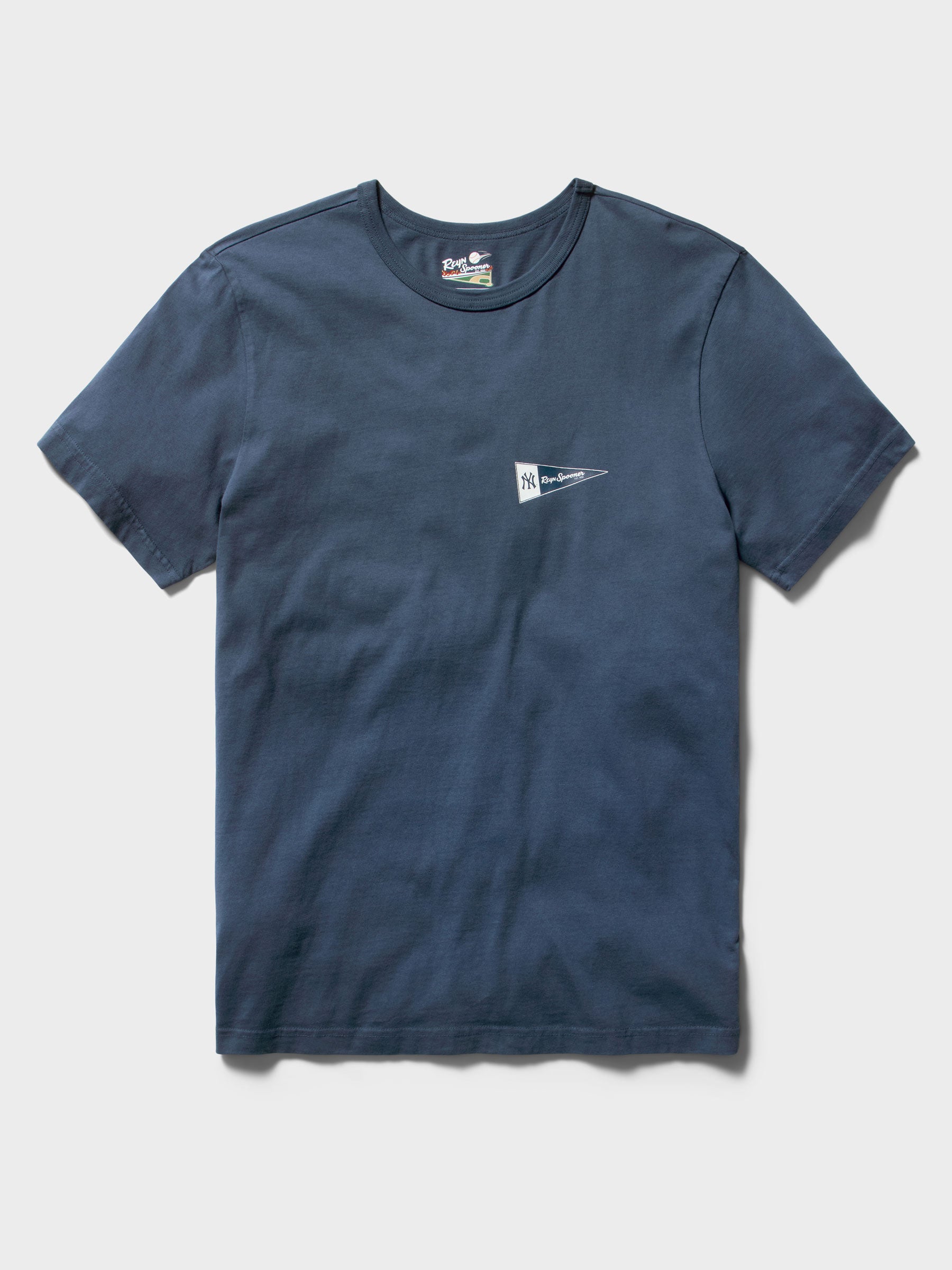 Reyn Spooner MLB® NEW YORK YANKEES GRAPHIC TEE in NAVY