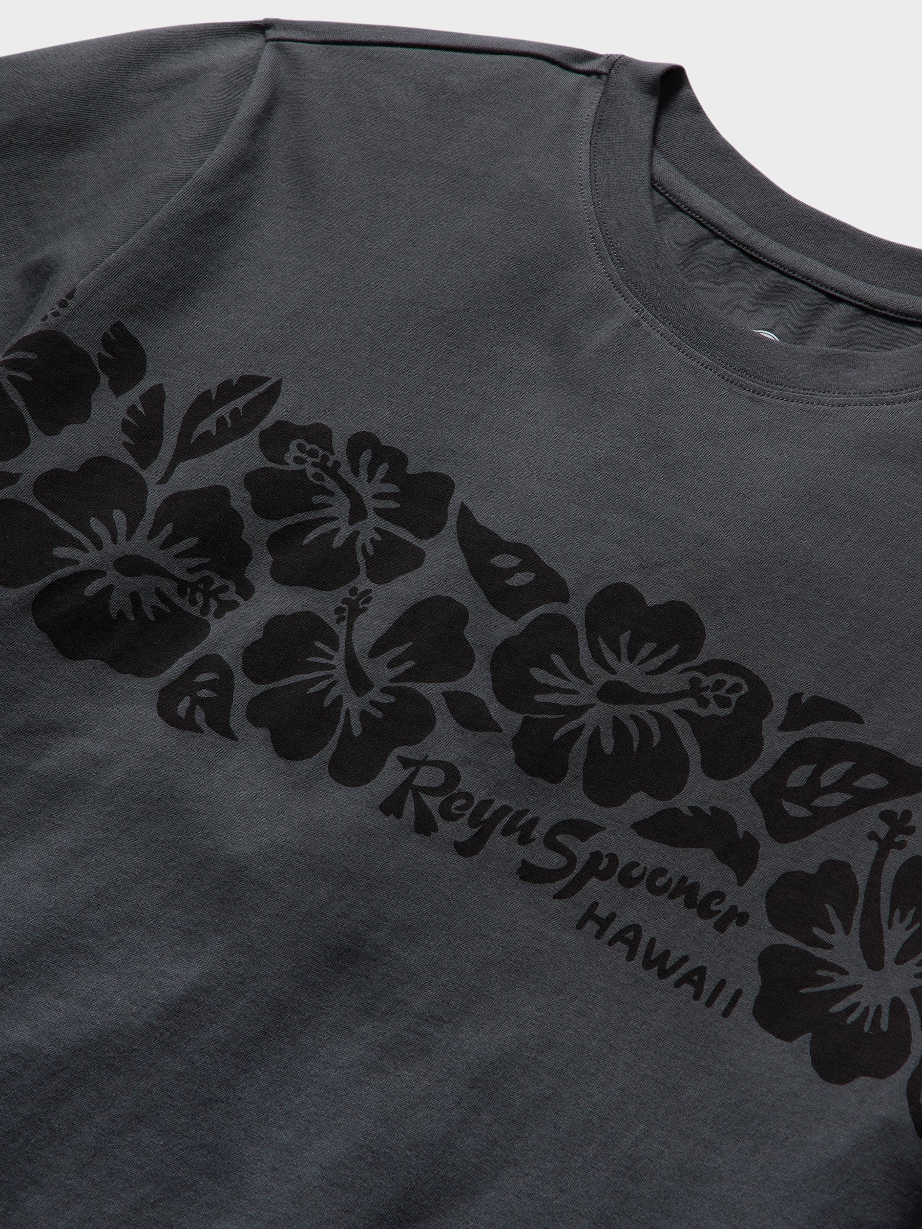 Reyn Spooner HIBISCUS FLOW GRAPHIC TEE in GRAPHITE