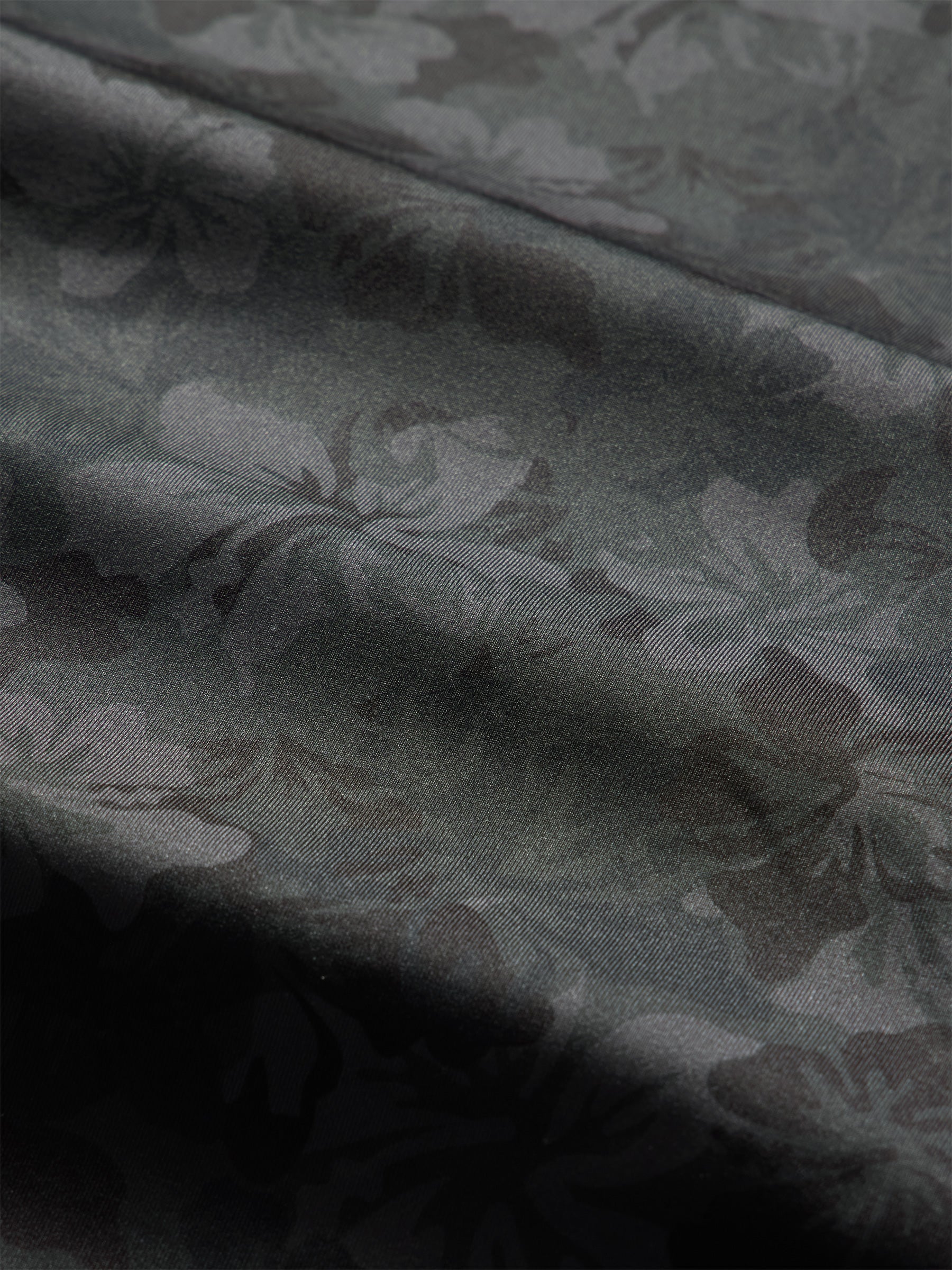 Reyn Spooner HIBISCUS CAMO PERFORMANCE QUARTER ZIP in CHARCOAL